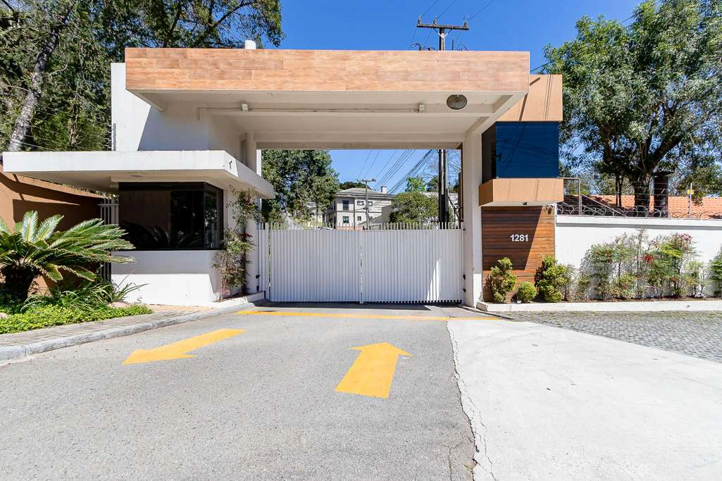 House with 431 m², 4 en-suite bedrooms and private garden — photo 2