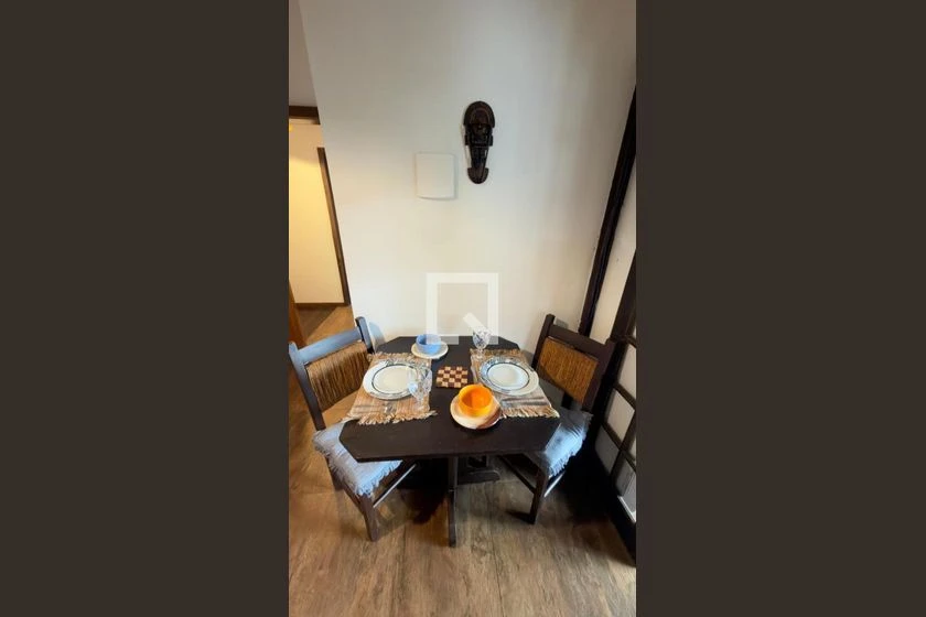 House with 7 bedrooms and 4 parking spaces, compact kitchen — photo 8