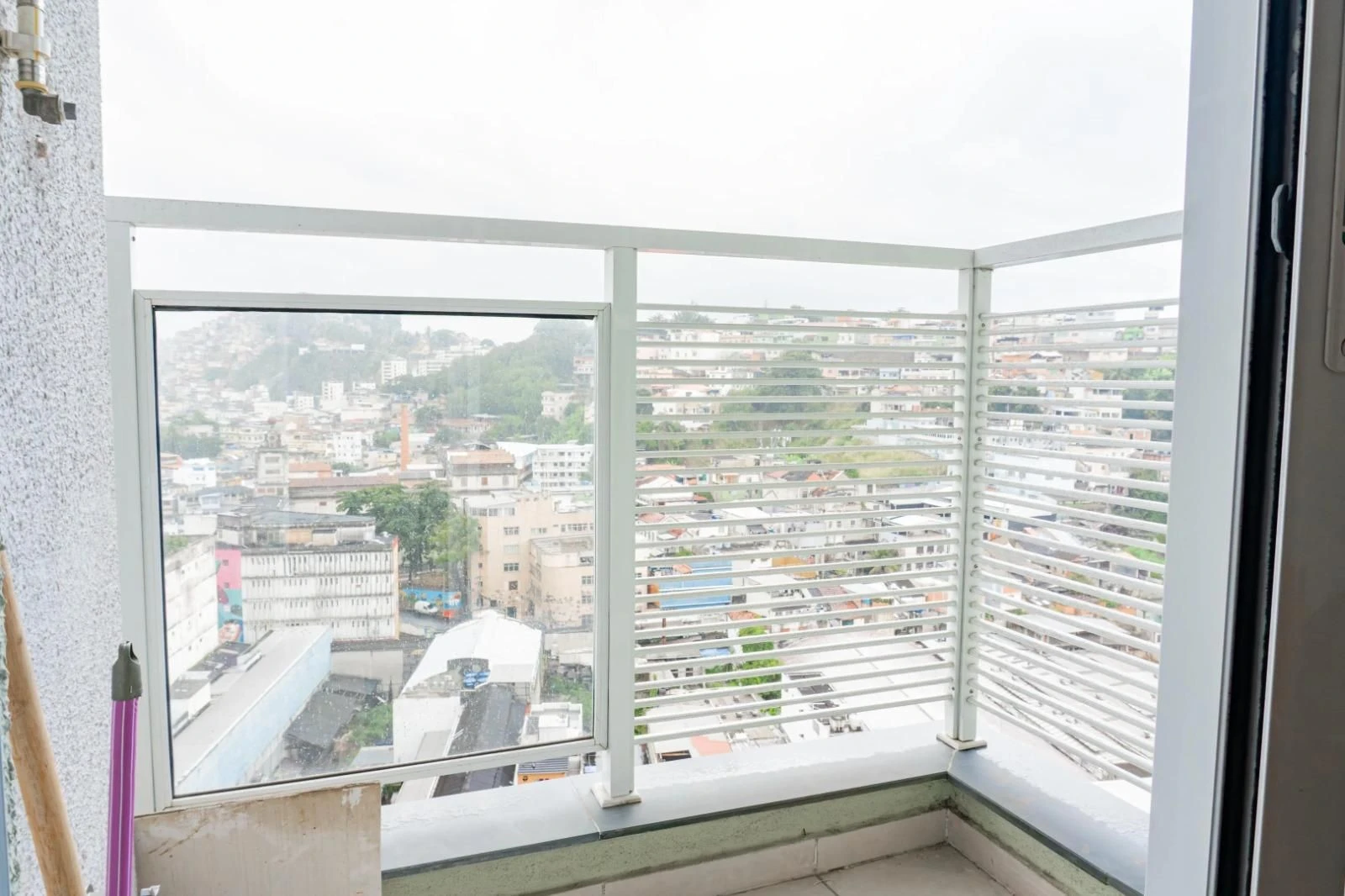 Glass-enclosed balcony in a one-bedroom apartment, 36 m² — photo 13