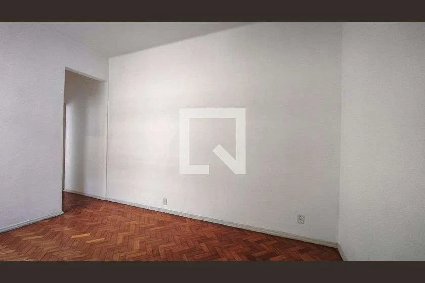 One-bedroom apartment with wood or laminate floors — photo 6