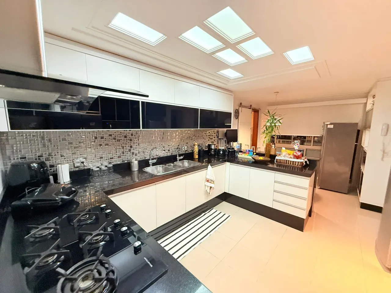 Apartamento mobiliado com 4 quartos e 5 banheiros, 233 m² — photo 23
