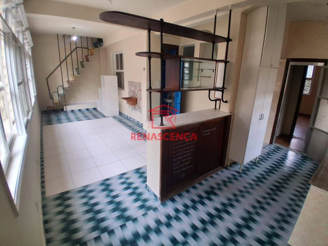 House, 200 m², with wood or laminate floors — photo 4