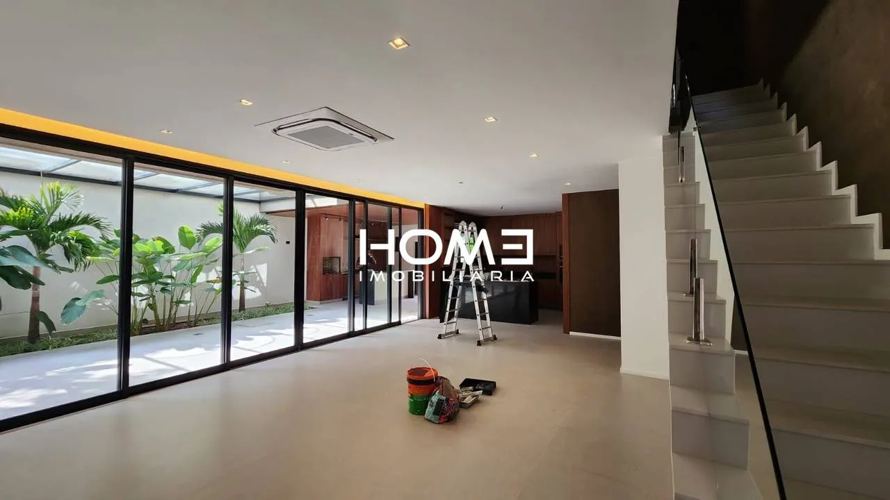 Furnished house, 357 m², with floor-to-ceiling windows