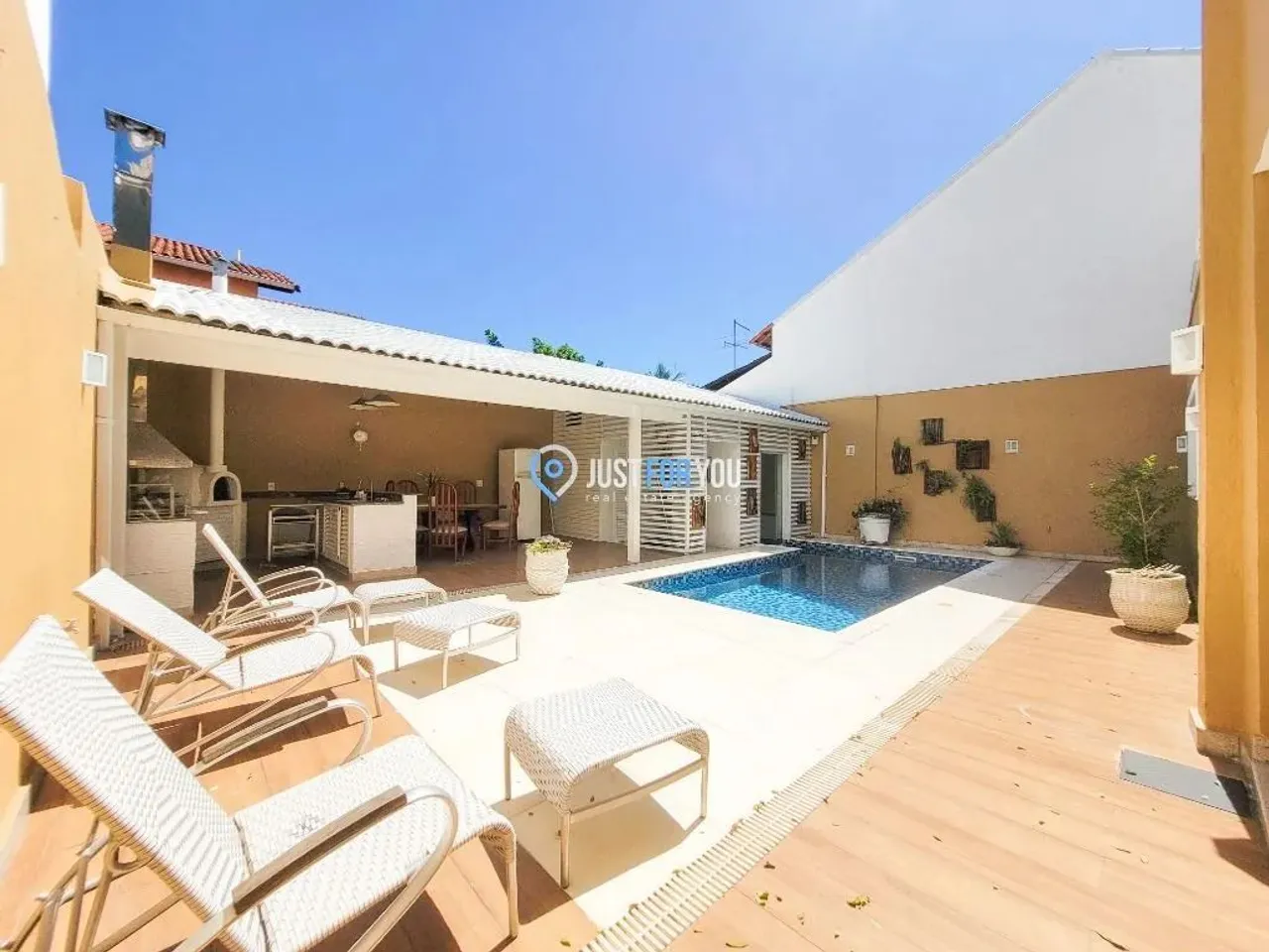 Furnished house with 5 bedrooms and 480 m² — photo 4