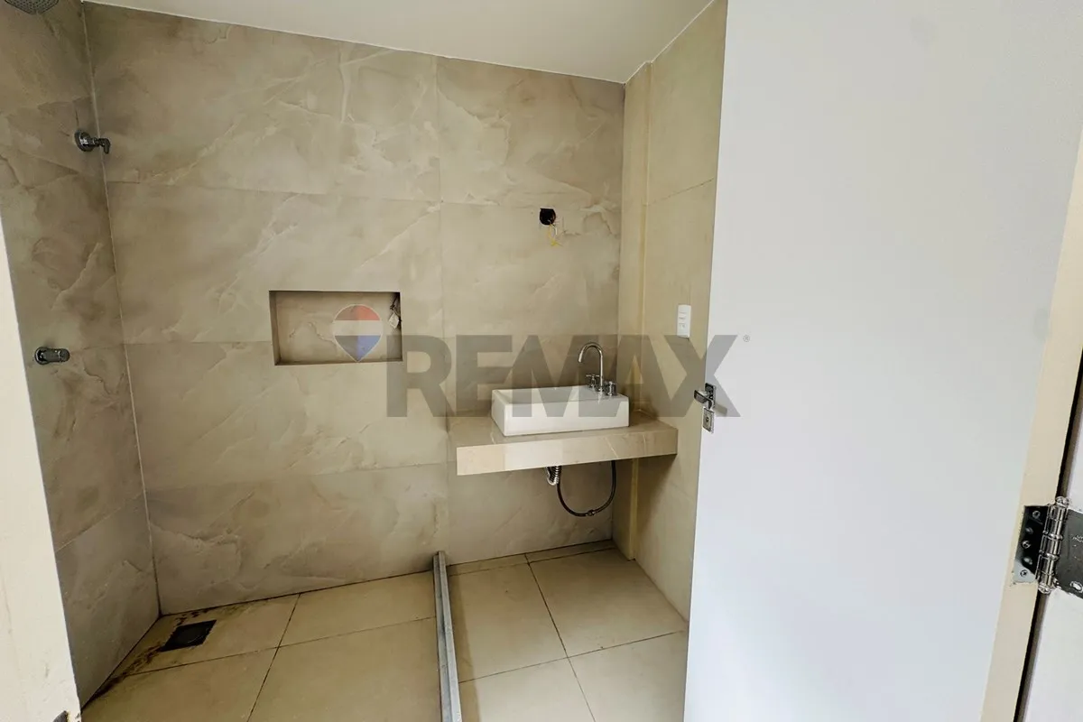 Bathtub in a 4-bedroom house, 319 m² — photo 13