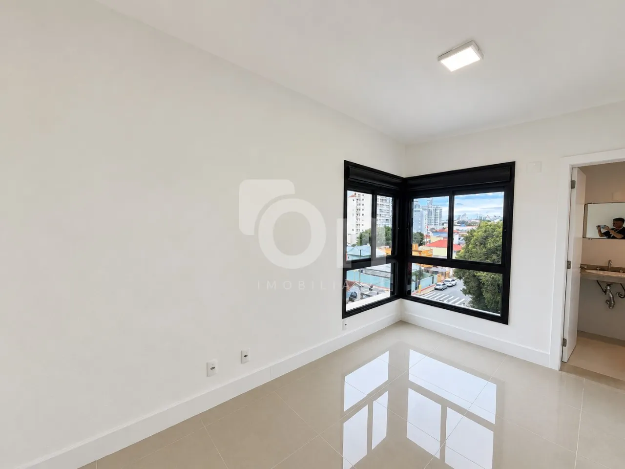 3-bedroom apartment in a building with a gym — photo 10