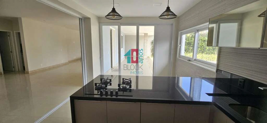 House with 4 bedrooms, 3 en-suites, 11 bathrooms and 2 parking — photo 2