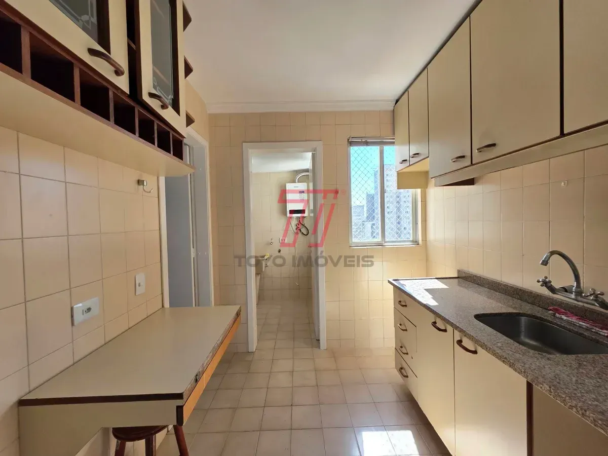 Apartamento de 3 quartos com piso de madeira na sala — photo 24