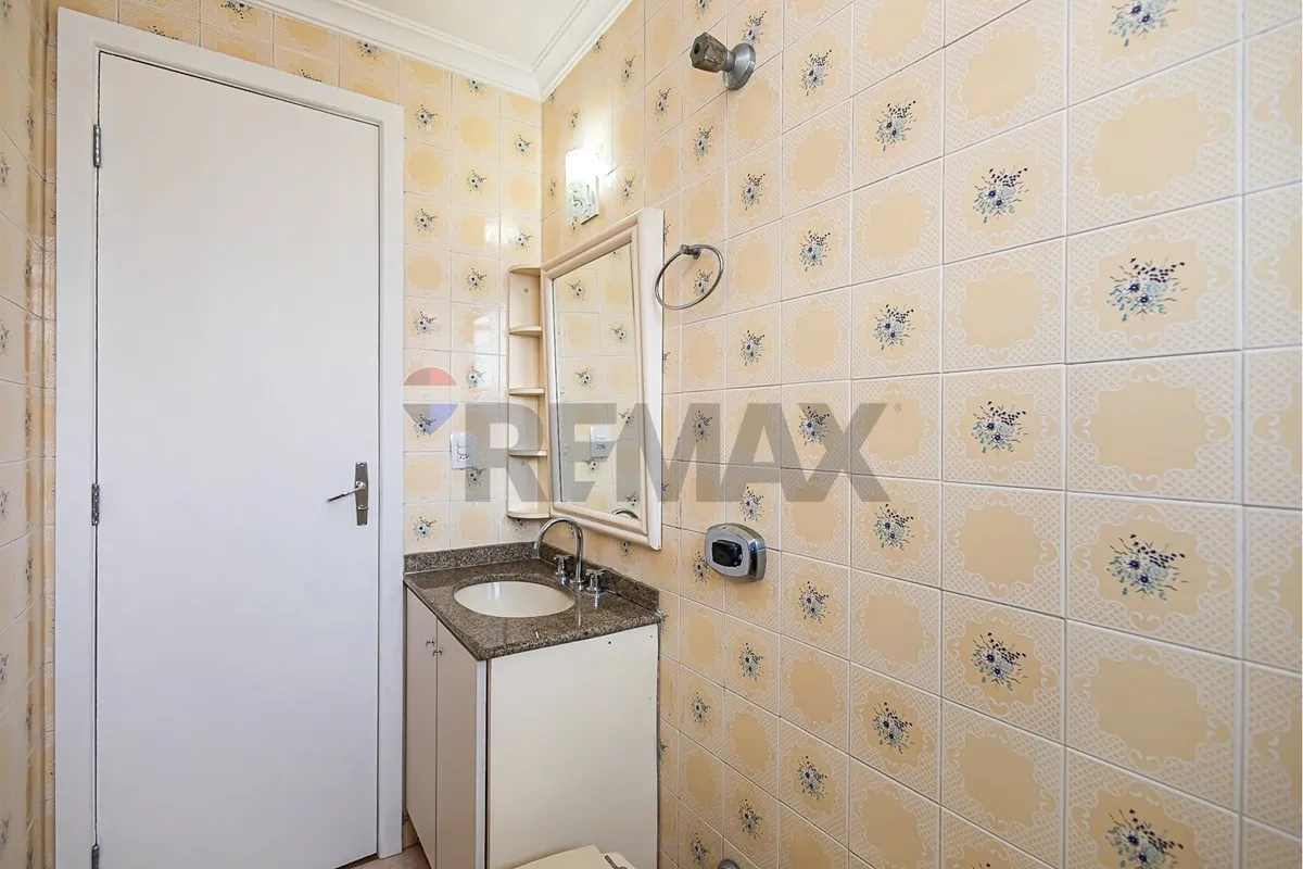 Wood or laminate floors in a 2-bedroom apartment, 70 m² — photo 31