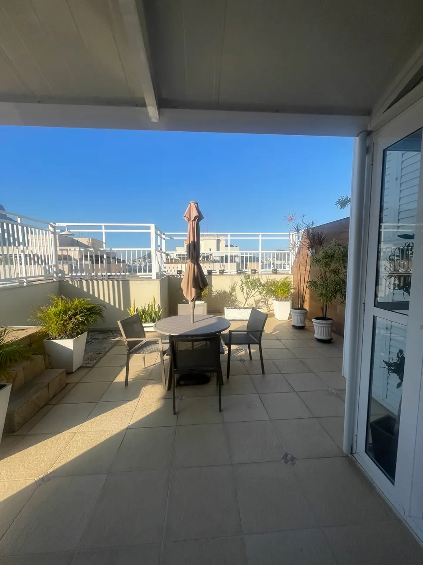Furnished apartment with 4 bedrooms and 4 bathrooms — photo 34