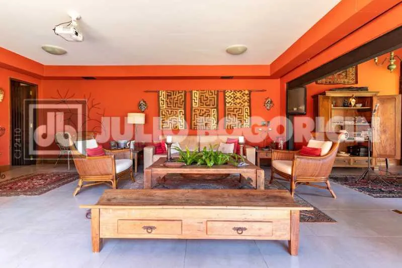 Balcony with a grill in a 5-bedroom house, 392 m² — photo 5