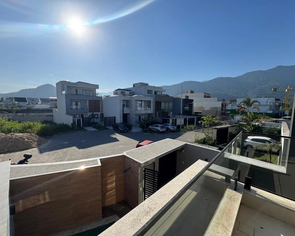 House, 240 m², with a glass-enclosed balcony — photo 6