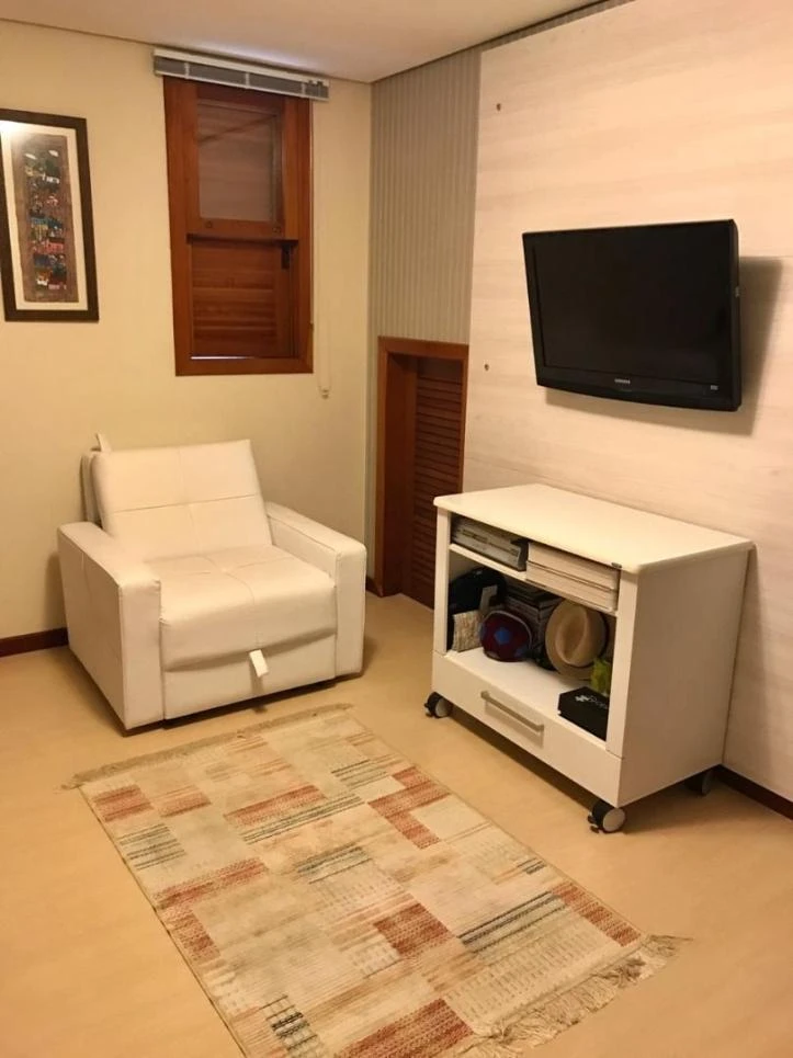 Casa de 290 m² con balcón cerrado con vidrio y bañera — photo 14