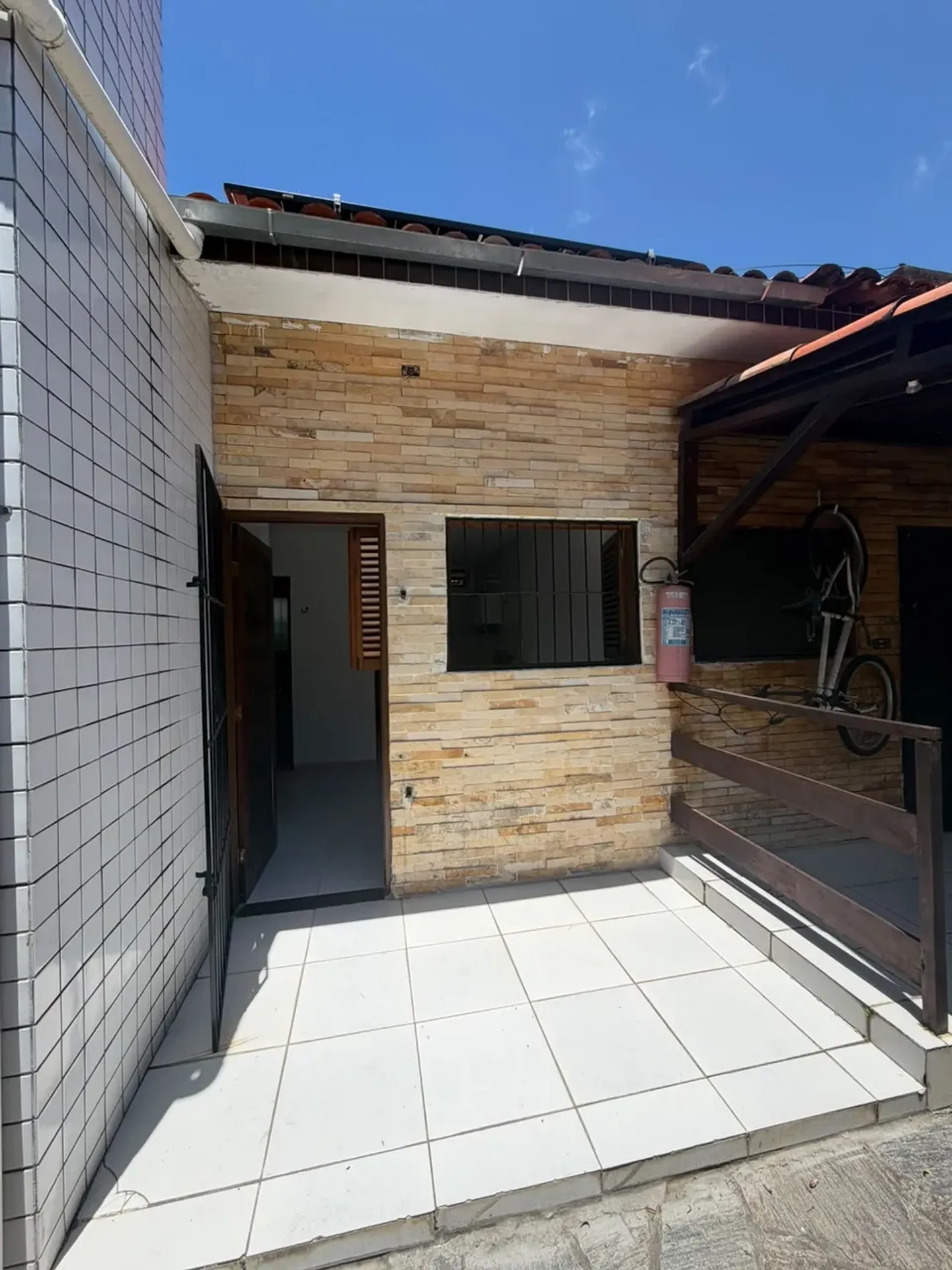 Rental house with 2 bedrooms and a glass shower enclosure — photo 12