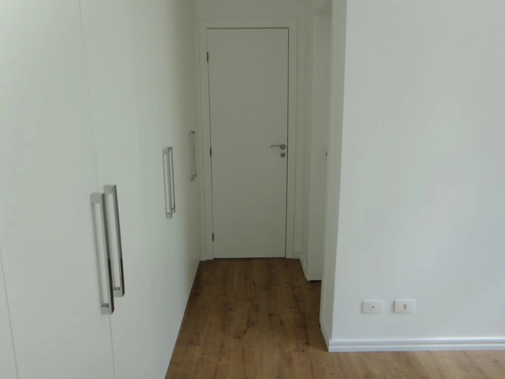 2-bedroom apartment with wood or laminate floors in Curitiba — photo 17