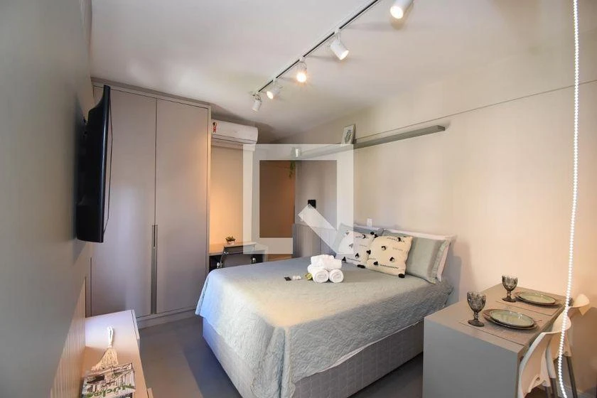 Furnished 1-bedroom apartment with enclosed balcony — photo 9