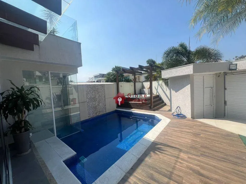 Casa mobiliada de 300 m² com 5 quartos e 5 banheiros