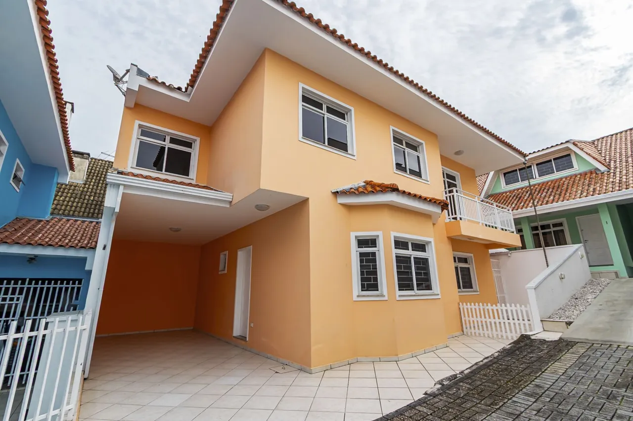 4-bedroom house with private BBQ and 2 parking spots