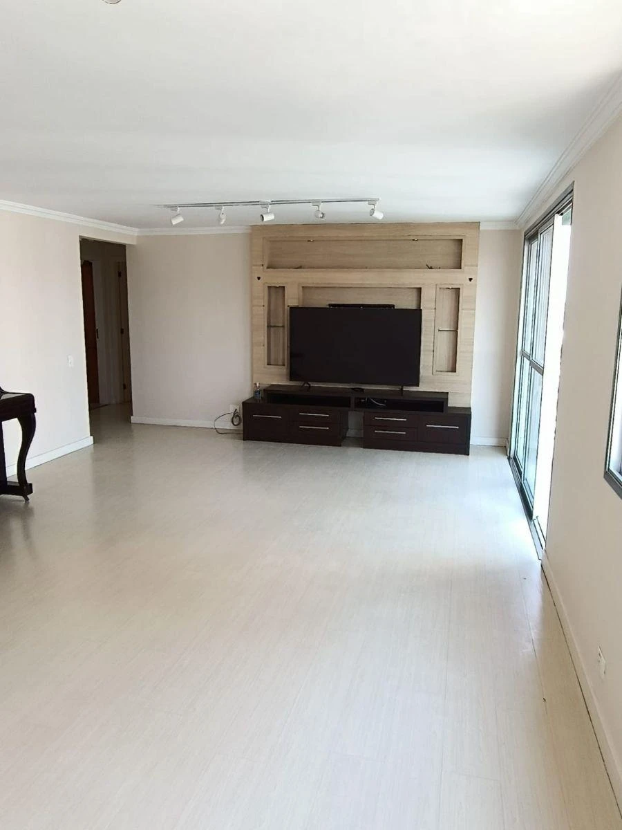 Apartamento de 156 m² com secadora e janelas do piso ao teto — photo 23