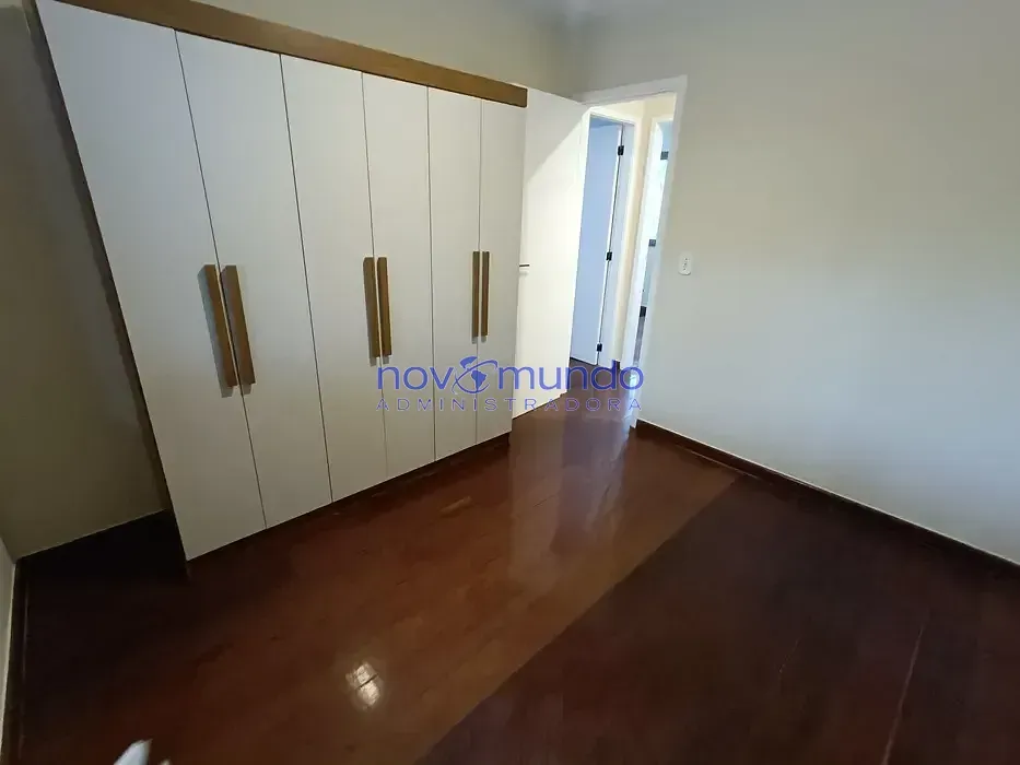 Wood or laminate floors in a 3-bedroom apartment, 105 m² — photo 3