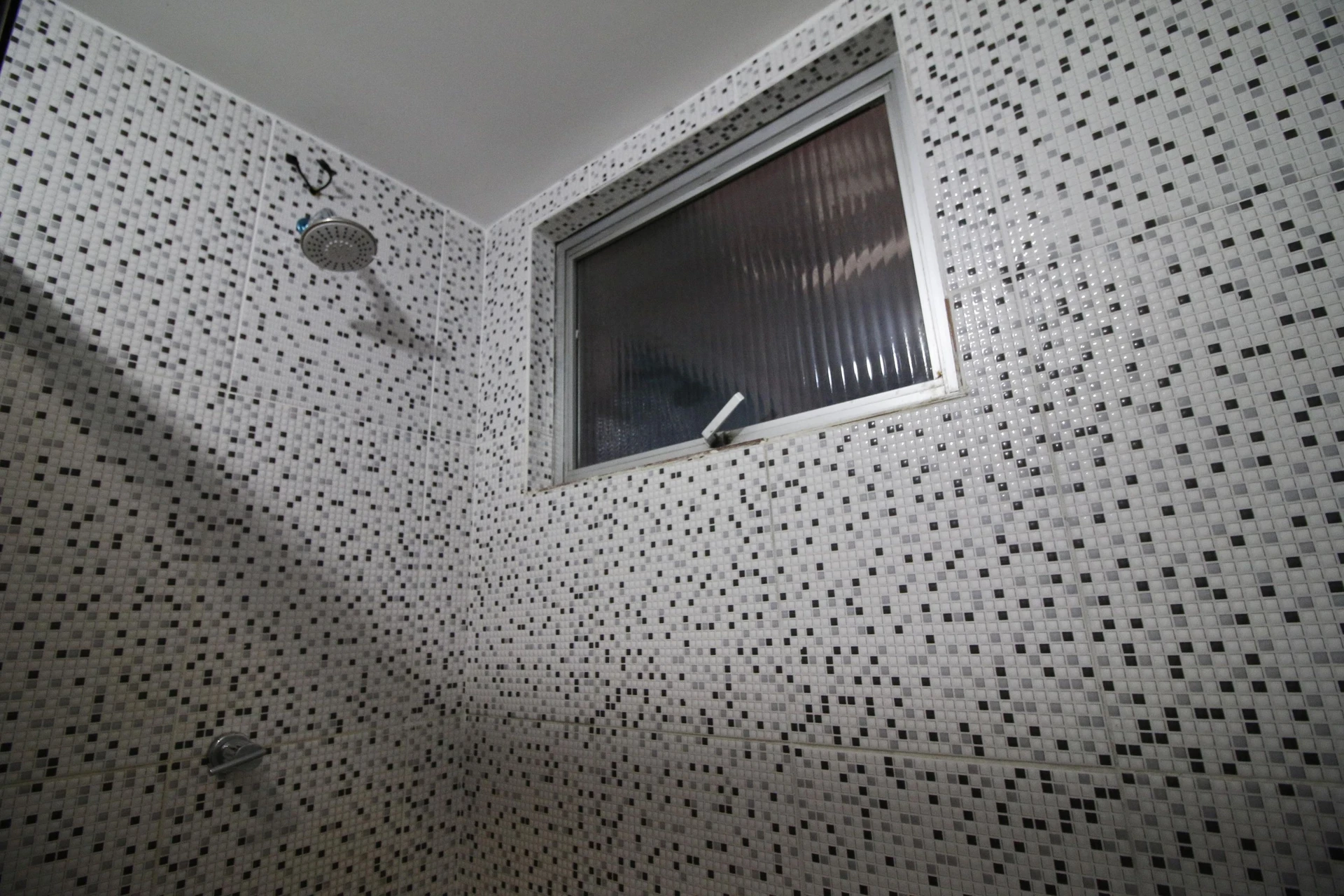 Balcony with a grill in a 3-bedroom apartment, 128 m² — photo 22