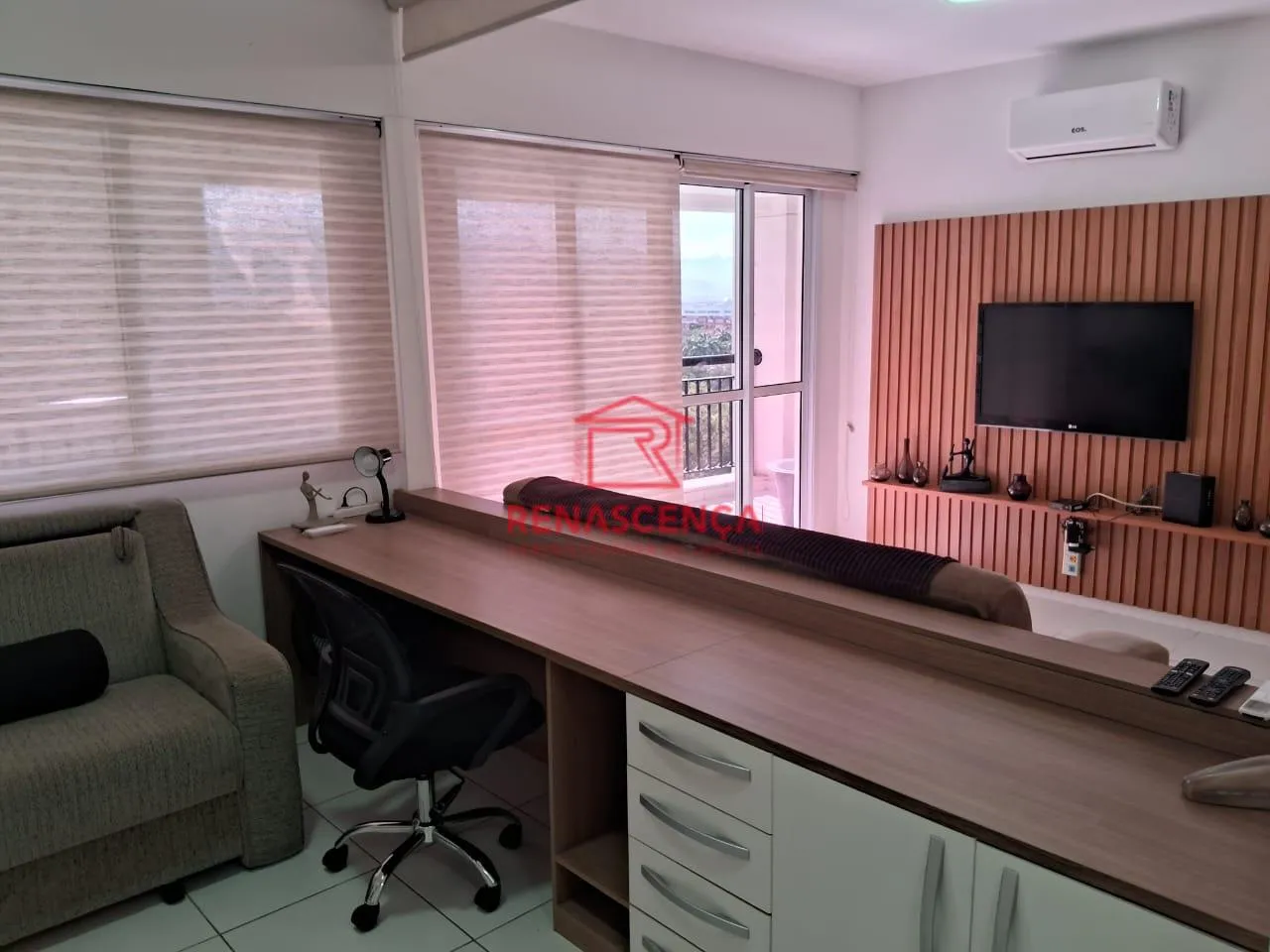 2-bedroom apartment in a building with a tennis court — photo 4