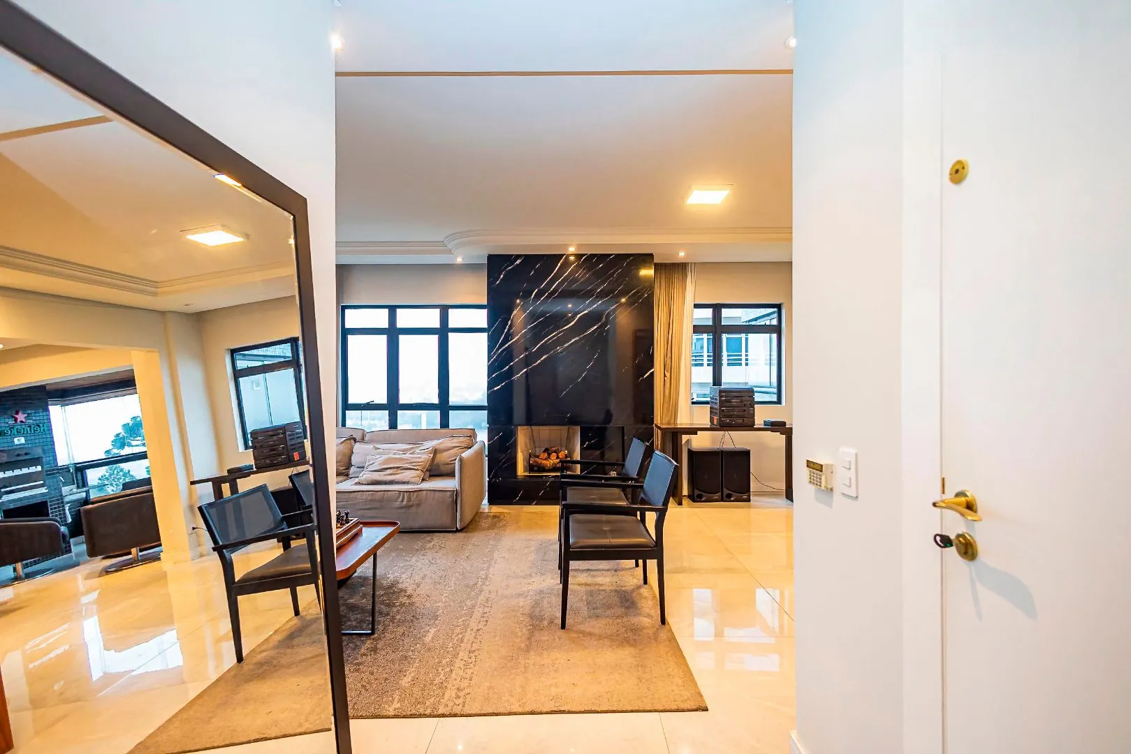 Furnished apartment with open-plan kitchen and 4 bedrooms — photo 4