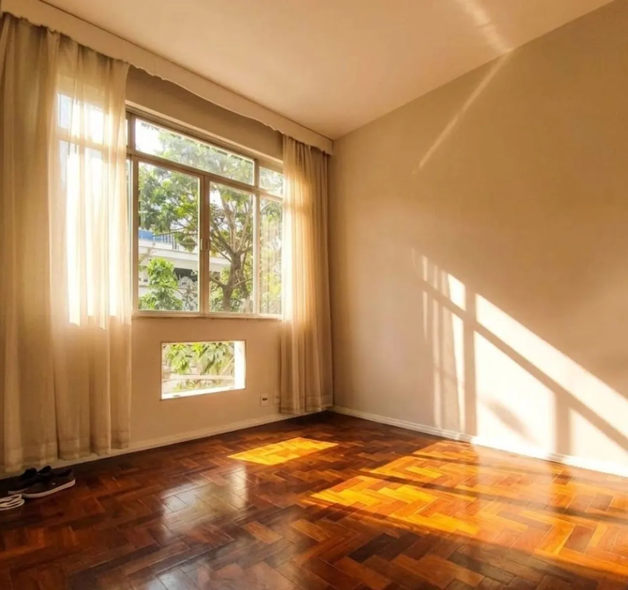 Wood or laminate floors in a one-bedroom apartment, 62 m² — photo 10