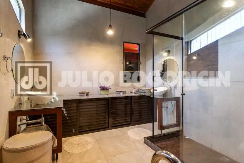 Balcony with a grill in a 5-bedroom house, 392 m² — photo 12