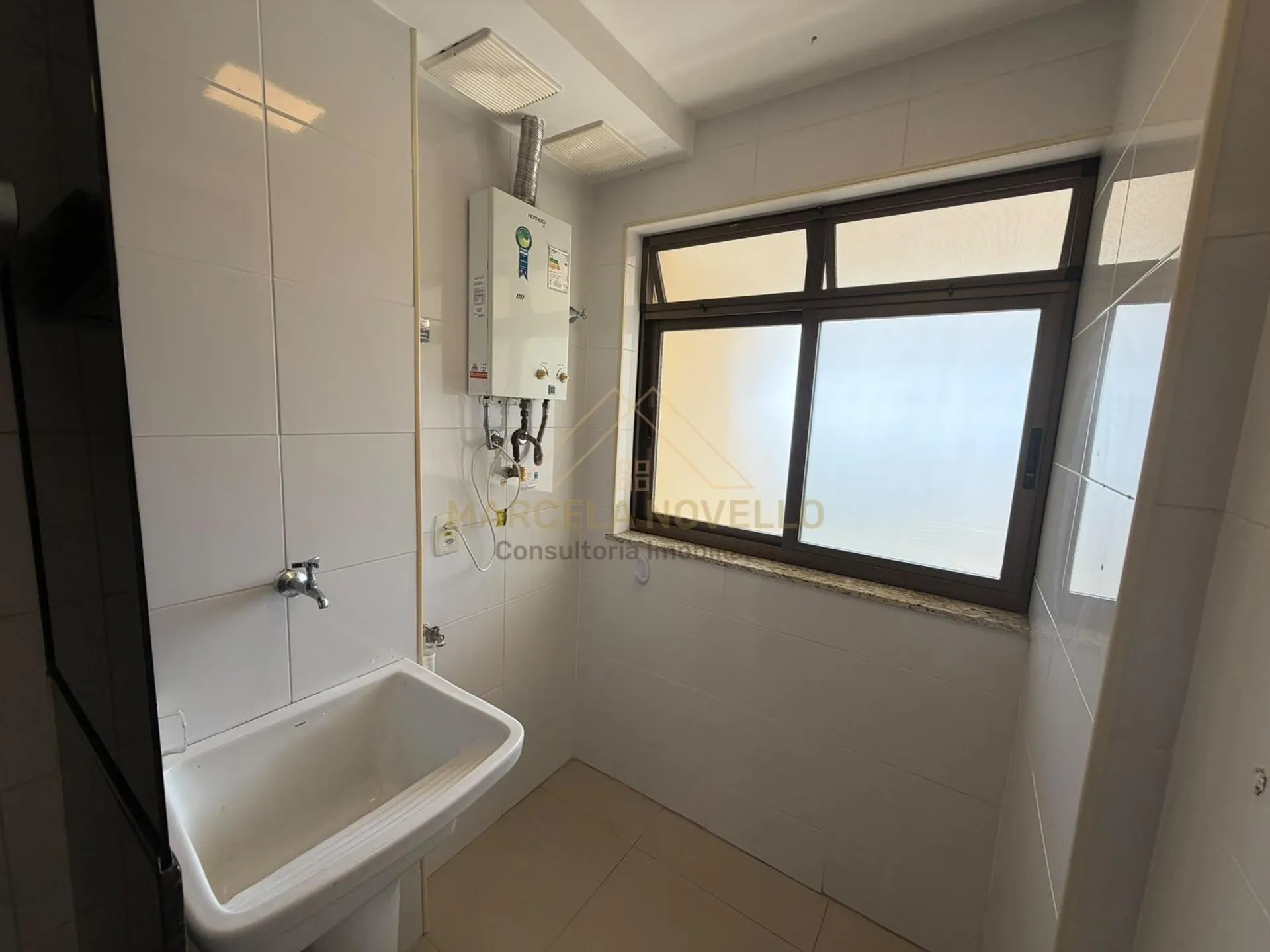 Apartamento de 3 quartos em condomínio com piscina
