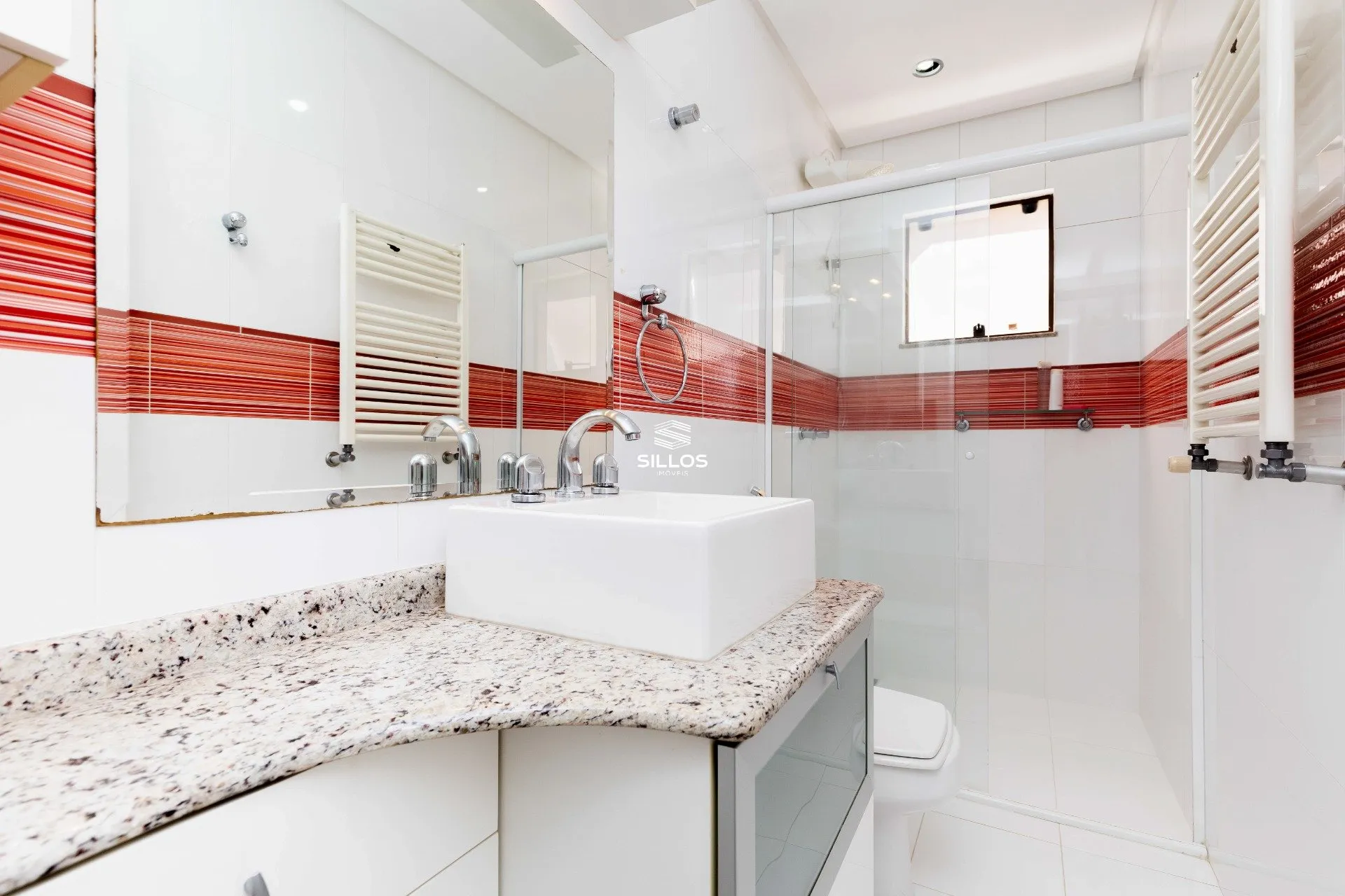 House with 4 bedrooms, 8 parking spaces in a condo — photo 31
