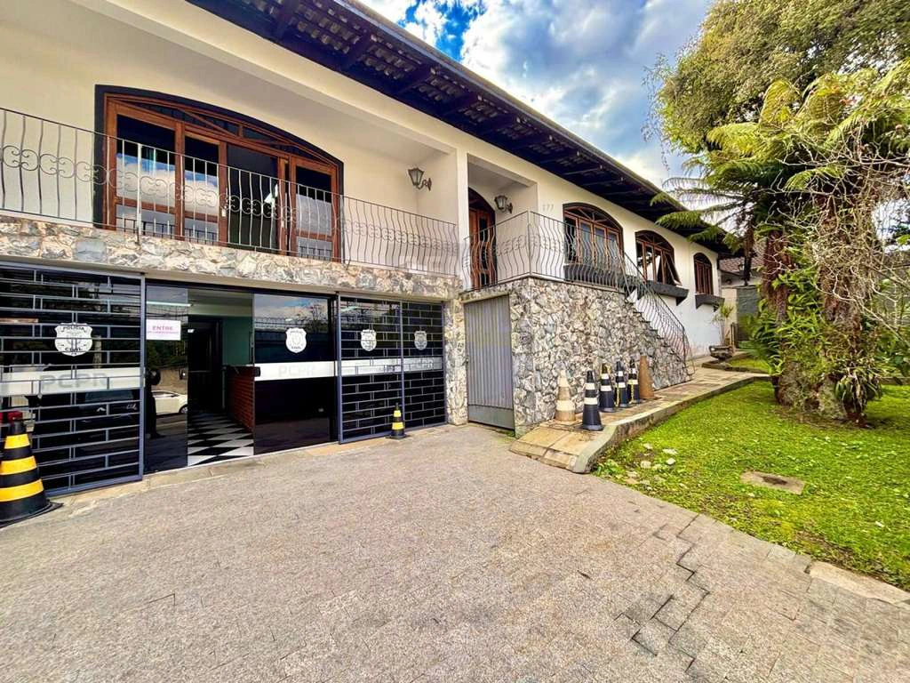 Unfurnished house with 6 bedrooms and 4 parking spaces — photo 4