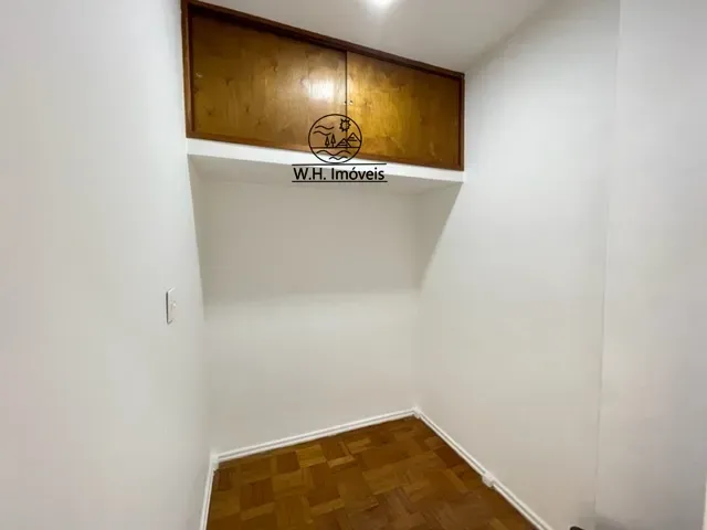 3-bedroom apartment with wood or laminate floors — photo 23