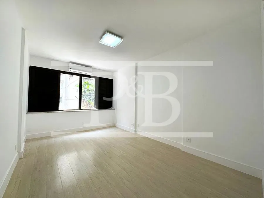 3-bedroom apartment with enclosed glass balcony — photo 14