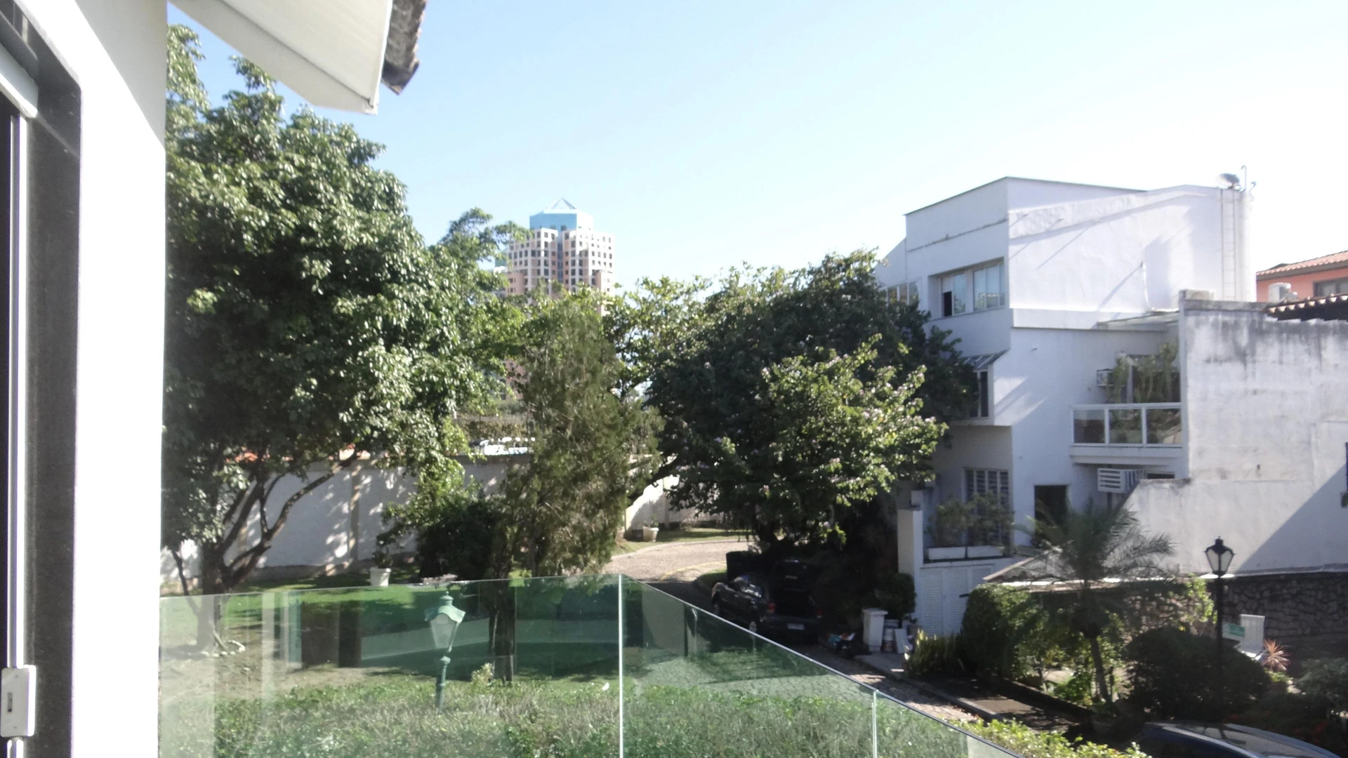 Casa de 384 m² com janelas do piso ao teto e varanda gourmet — photo 114