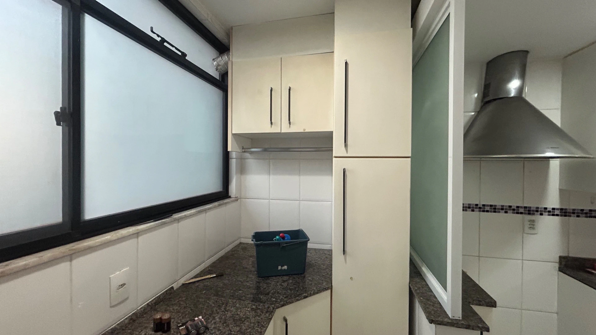 Apartamento de 3 quartos com piso de cerâmica e 2 banheiros — photo 17