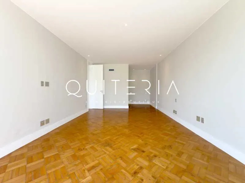 Penthouse apartment with 4 bedrooms and a balcony — photo 22