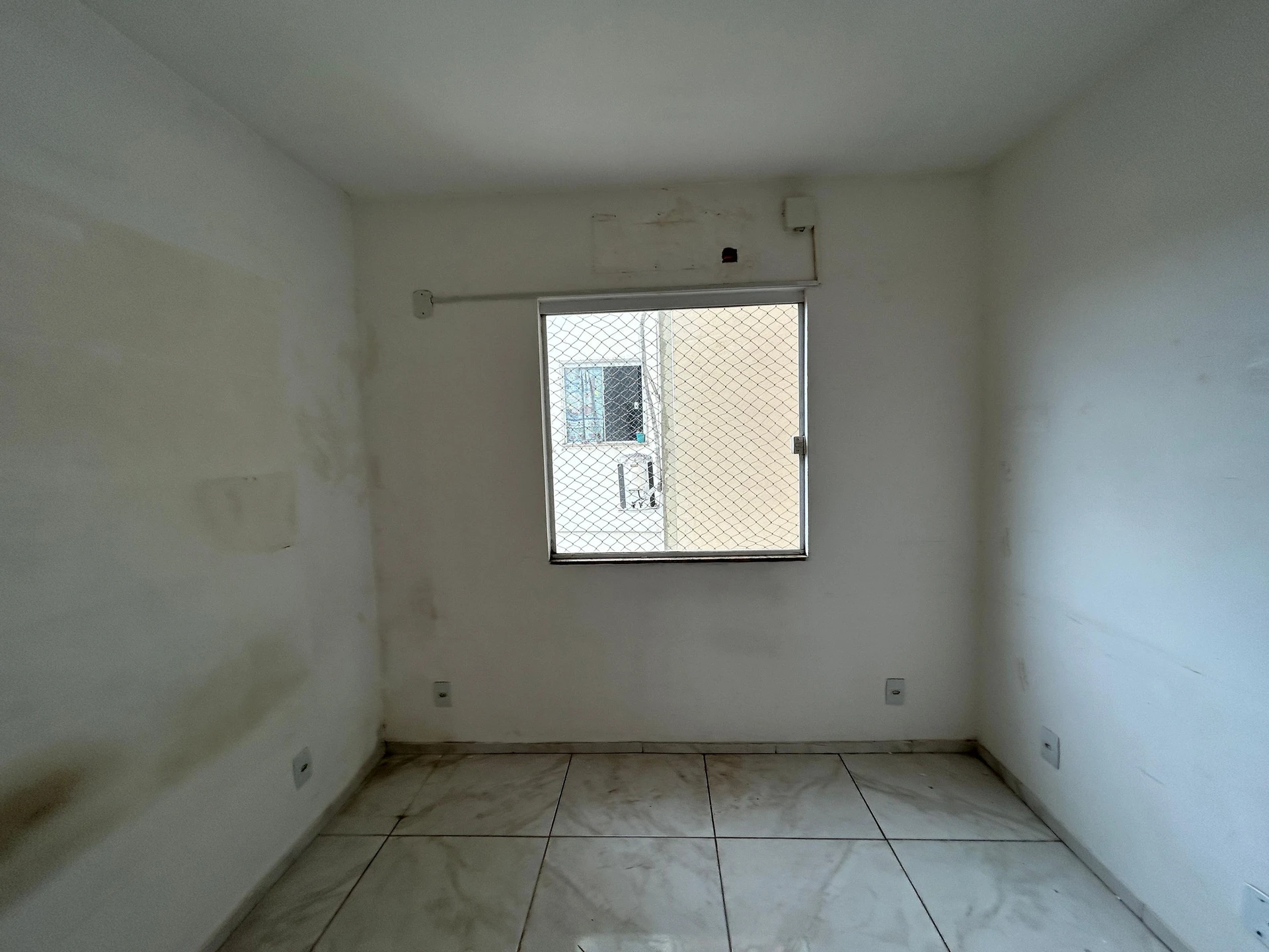 Balcony with a grill in a 3-bedroom apartment, 130 m² — photo 27