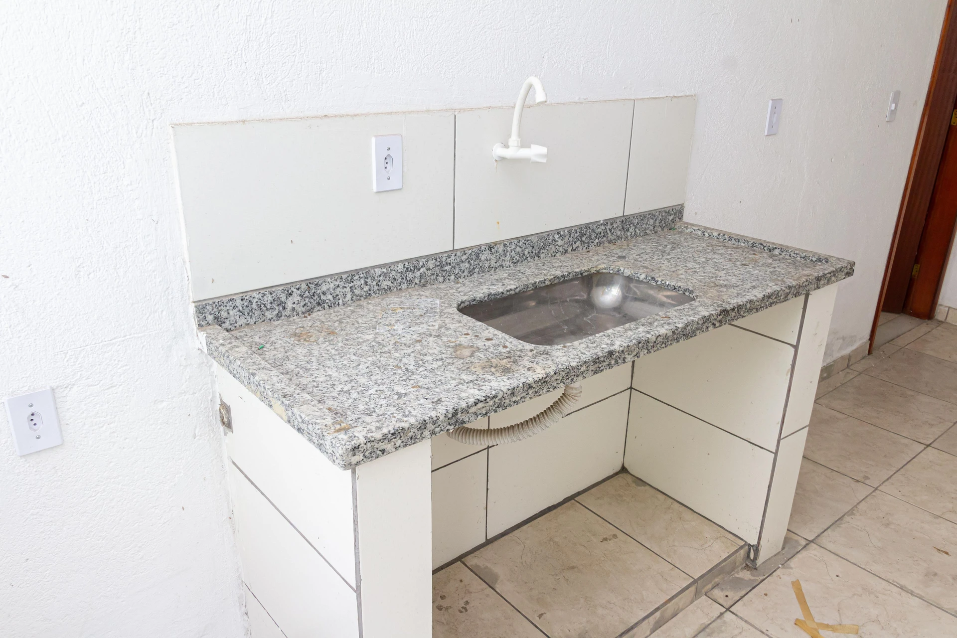 Unfurnished studio rental with private garden and 1 suite — photo 6