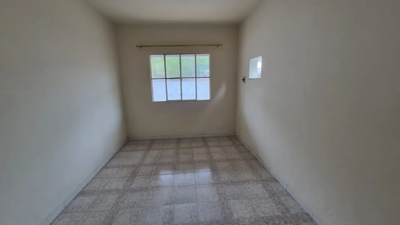 Linear street-facing house with 2 bedrooms and a backyard — photo 4