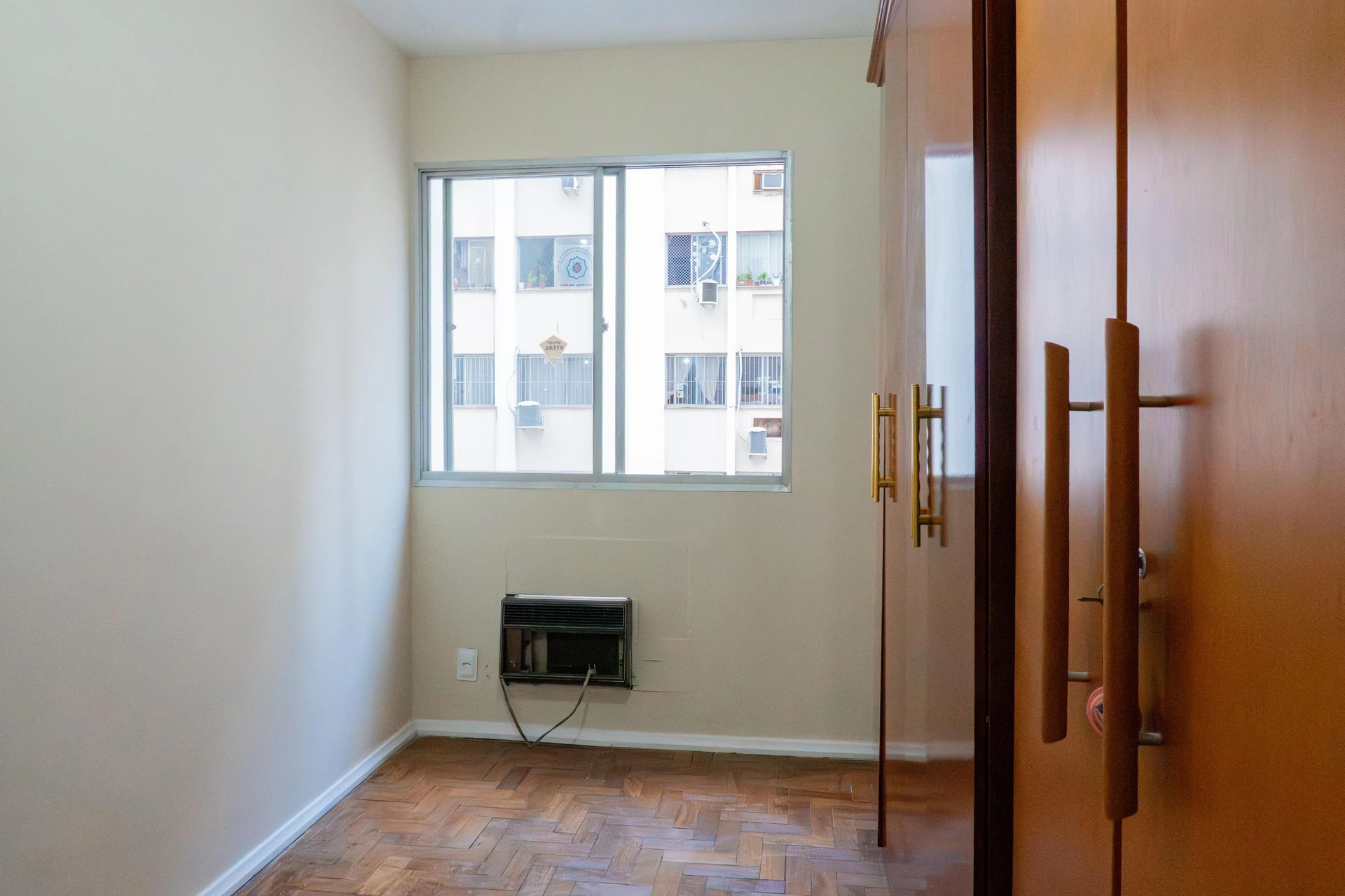 3-bedroom apartment with wood or laminate floors — photo 3