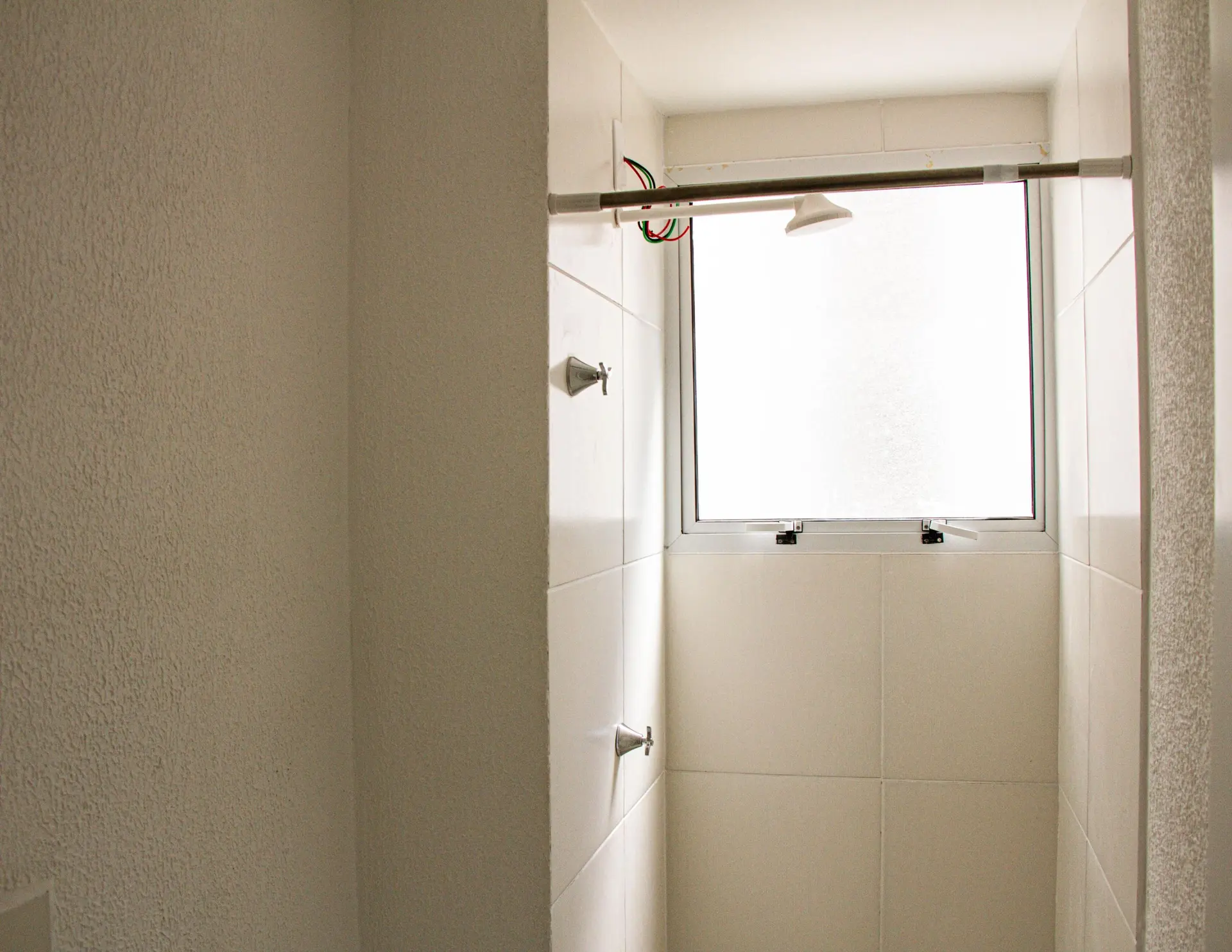 Balcony with a grill in a 2-bedroom apartment, 45 m² — photo 14