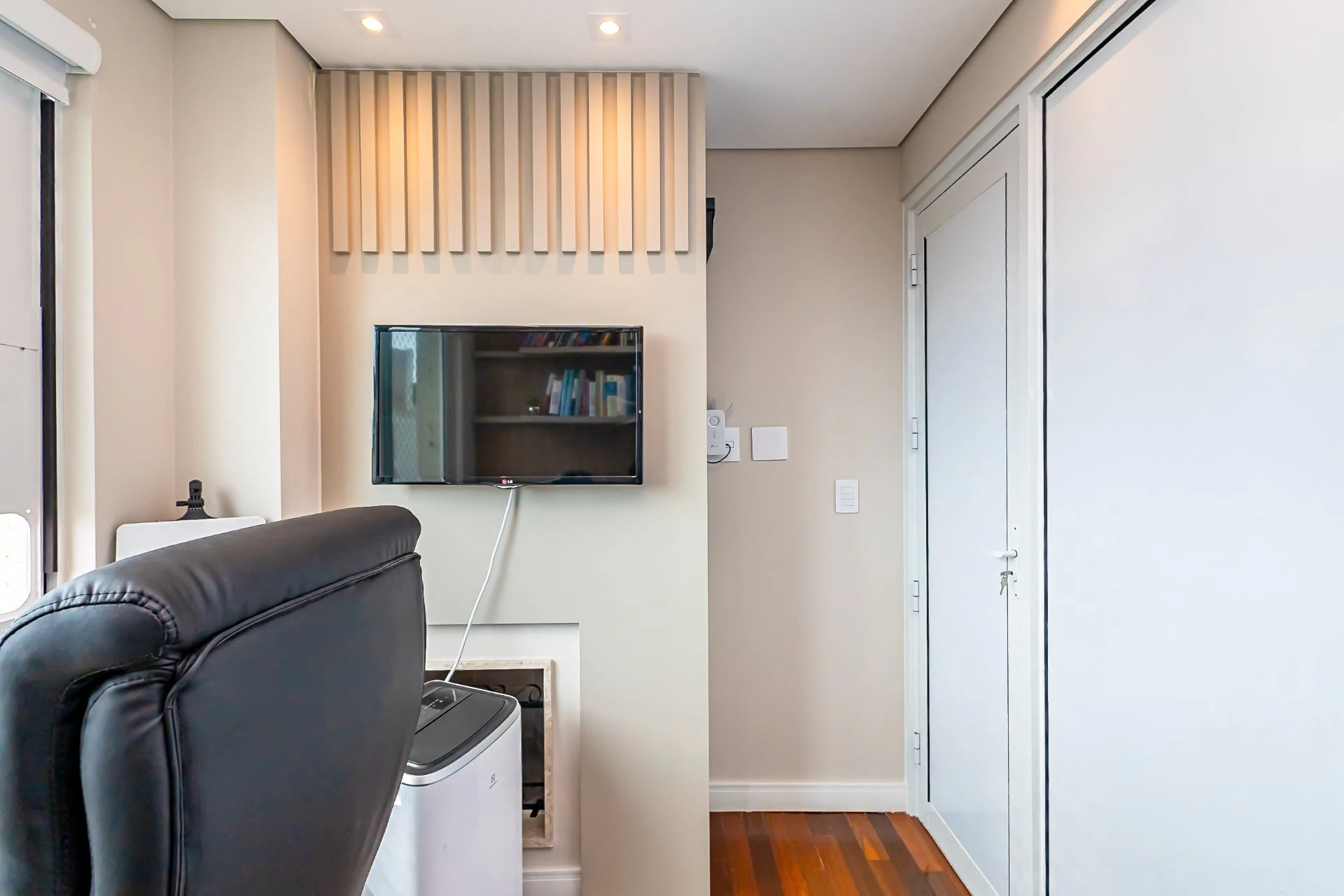 4-bedroom apartment with 2 en-suites and floor-to-ceiling windows — photo 2