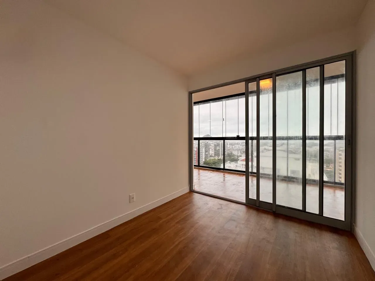 Apartamento de 3 quartos com varanda envidraçada — photo 23