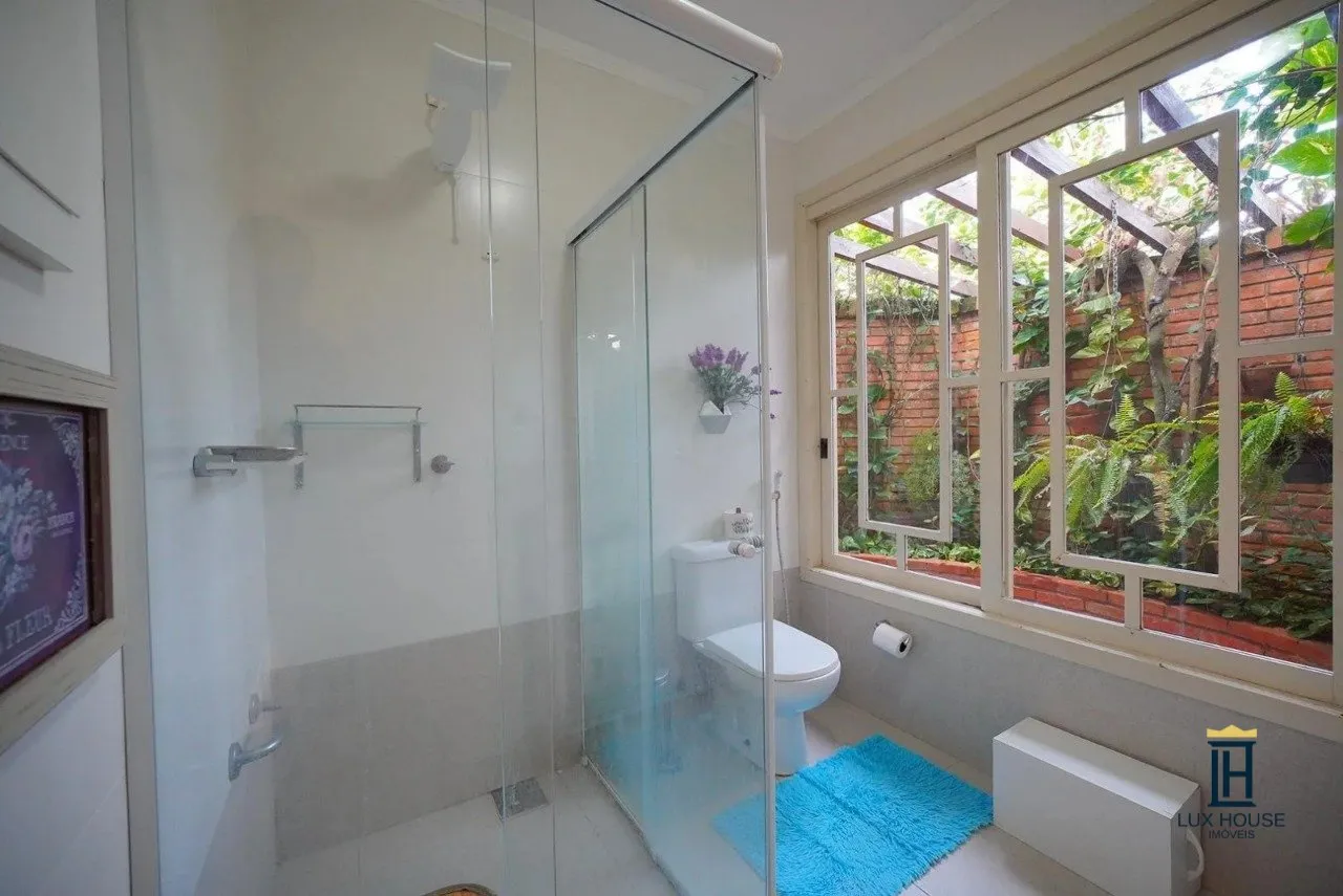 Casa de 3 dormitorios con ventanales de piso a techo — photo 9