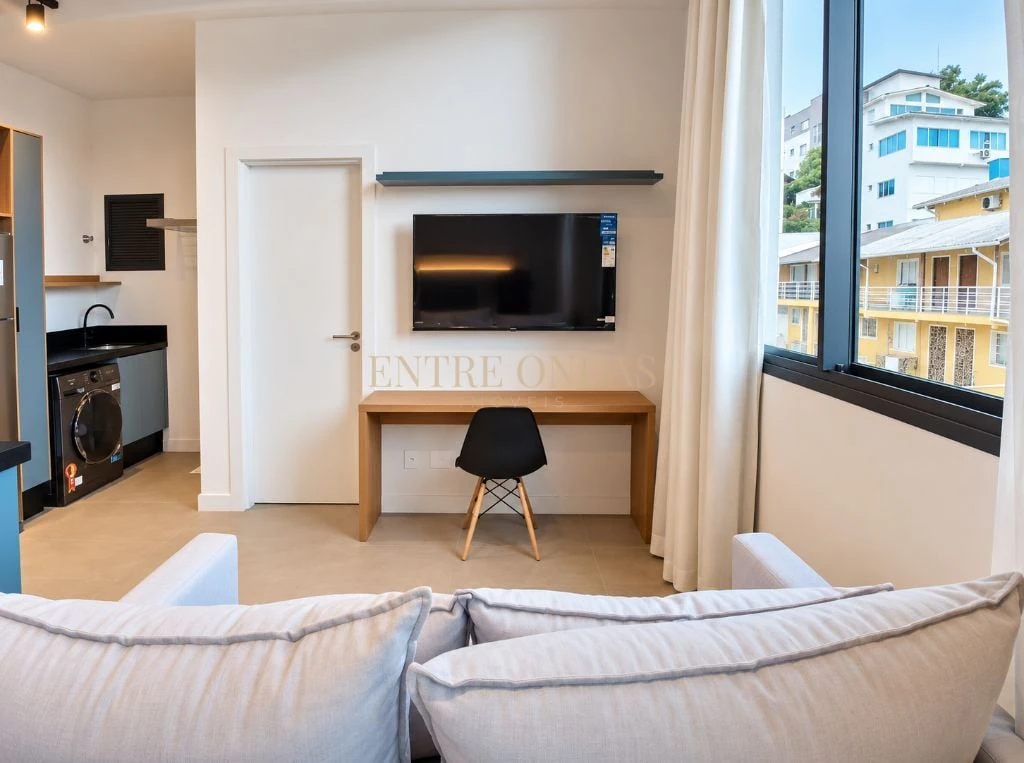 One-bedroom apartment with floor-to-ceiling windows — photo 7