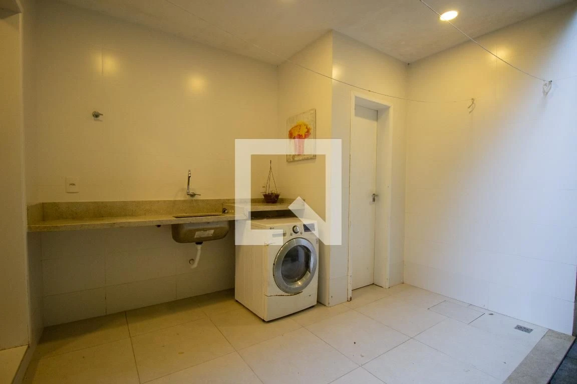 4-bedroom house with a bathtub in Rio de Janeiro — photo 98