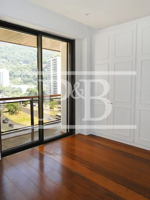 4-bedroom apartment with balcony and floor-to-ceiling windows — photo 31