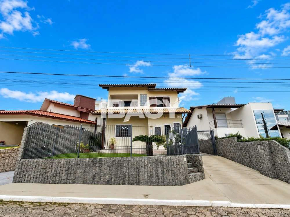 3-bedroom house with 4 bathrooms, 5 parking spaces and 380 m² — photo 2