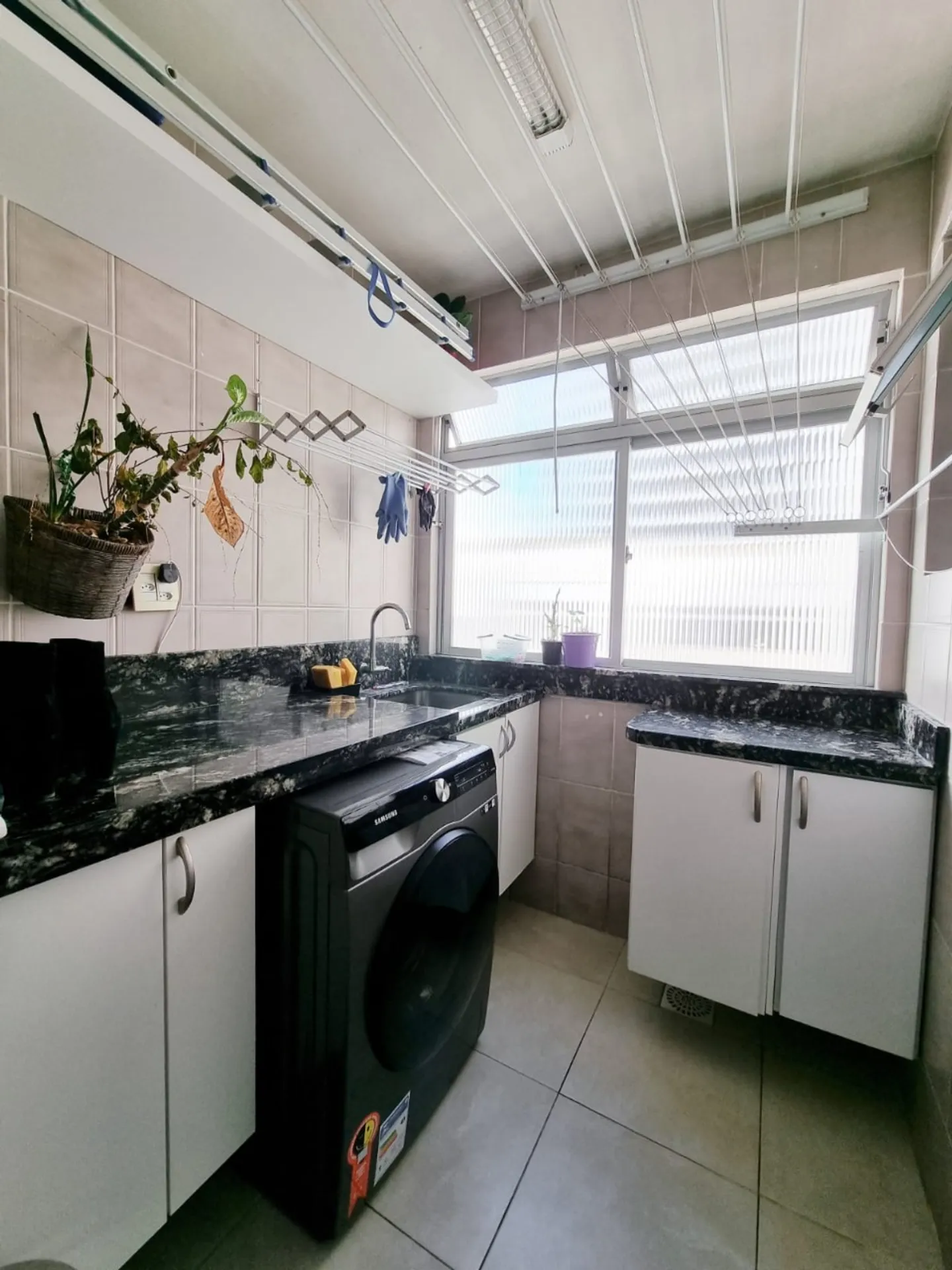 2-bedroom apartment with a closed-off kitchen — photo 11